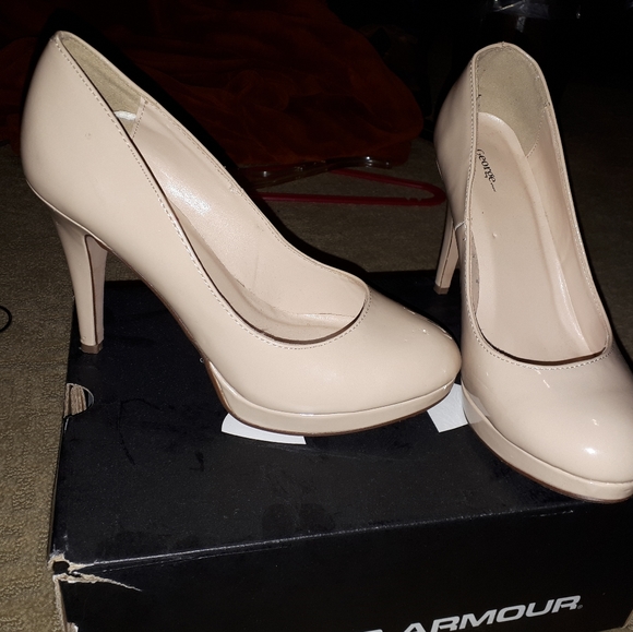 Cute neutral heels - Picture 1 of 1